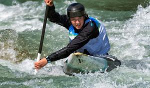 Une sportive fait une course de canoë-kayak
