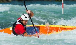 Un sportif fait une course de kayak