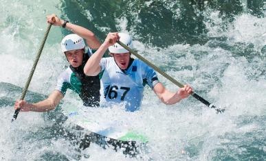 Deux sportifs font du canoë-kayak