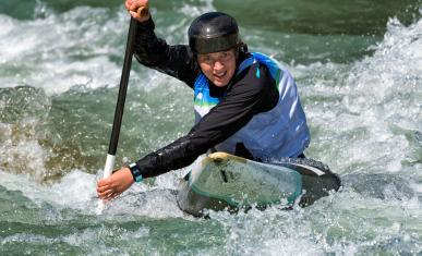 Une sportive fait une course de canoë-kayak