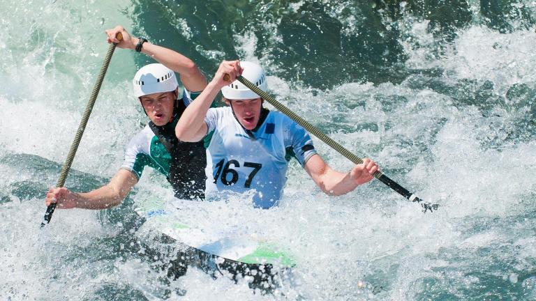 Deux sportifs font du canoë-kayak
