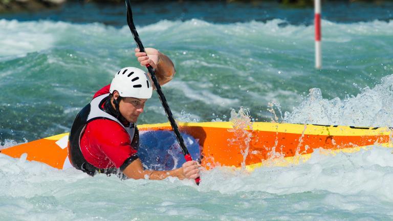 Un sportif fait une course de kayak