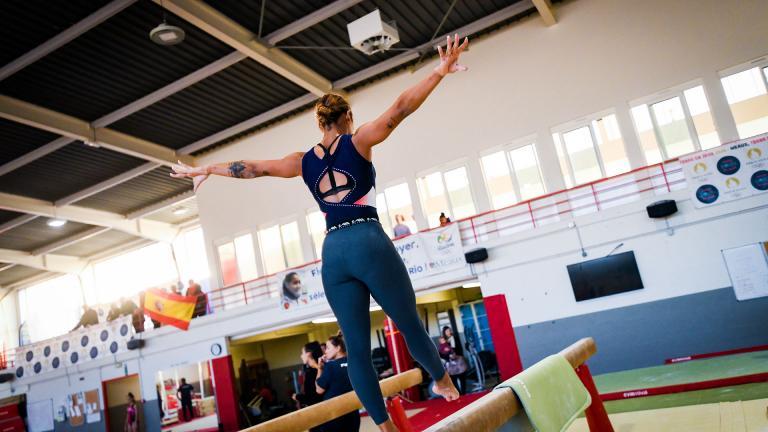 Une gymnaste sur une poutre